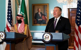 O ministro das Relações Exteriores da Arábia Saudita, Príncipe Faisal bin Farhan Al Saud, ouve o secretário de Estado dos EUA, Mike Pompeo, durante reunião no Departamento de Estado, em Washington, na quarta-feira (14). (Foto: Reuters)