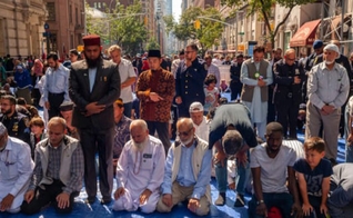 Muçulmanos se reúnem na Madison Avenue, em Nova York, antes do American Muslim Parade. (Foto: Reprodução / God Reports)