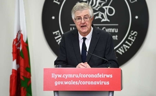 Mark Drakeford, Primeiro-ministro do País de Gales anunica novo bloqueio no país. (Foto: Matthew Horwood / Getty Images)