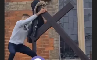 Homem é flagrado arrancando cruz de igreja com as próprias mãos. (Foto: Reprodução / YouTube)