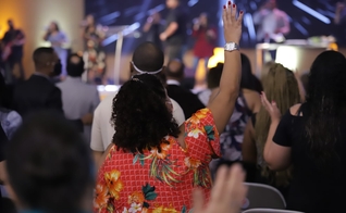 Mulher em momento de adoração na Assembleia de Deus Vitória em Cristo. (Foto: ADVEC)