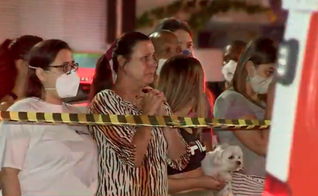 Emocionados, vizinhos oraram por mais de duas horas. (Foto: Rodrigo Gomes/TV Gazeta)