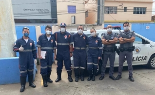 Equipes do Samu e Polícia Militar participaram de resgate de homem que teve várias paradas cardíacas em Alambari (SP). (Foto: Polícia Militar/Divulgação)