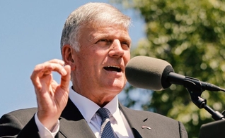 Filho do falecido evangelista Billy Graham, o pastor Franklin Graham atualmente preside a Associação Evangelística fundada por seu pai e também a organização missionária Samaritan's Purse. (Foto: BGEA)