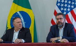 O secretário de Estado dos EUA, Mike Pompeo, e o chanceler do Brasil Ernesto Araújo. (Foto: Bruno Mancinelli/AFP)