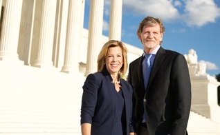 Kristen Wagoner nos degraus da Suprema Corte com seu cliente, Jack Phillips. (Foto: Reprodução / Alliance Defending Freedom)