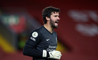Alisson Becker durante partida do Liverpool contra o Sheffield United. (Foto: Getty Images)