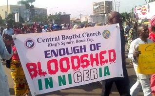 Manifestações pacíficas pedem paz, na Nigéria. (Foto: Reprodução / Christian News)