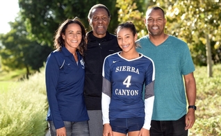Jenny [primeira à esq.], ao lado da filha, Jaylen Jordan, jogadora de vôlei do Sierra Canyon, do pai Rafer Johnson e do marido, Kevin Jordan. (Foto: Hans Gutknecht, Los Angeles Daily News / SCNG)