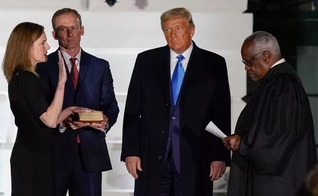Amy Coney Barrett presta o Juramento Constitucional perante o juiz Clarence Thomas em sua posse na Corte Suprema dos EUA, na presença do presidente Donald Trump, na Casa Branca, na segunda-feira (26). (Foto: AP Photo/Alex Brandon)