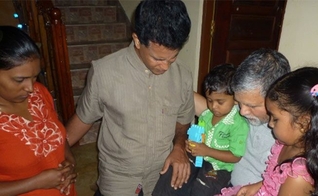 Pastor ora com cristãos no Sri Lanka. (Foto: Reprodução / Barnabas Fund)