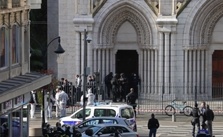 Membros franceses da unidade de polícia tática de elite RAID revistam a Basílica de Notre-Dame de Nice após um ataque com faca. (Foto: Valery Hache / AFP)