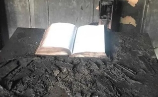 A única coisa que foi salva das chamas foi a Bíblia. (Foto: Reprodução / Aire de Santa Fe)