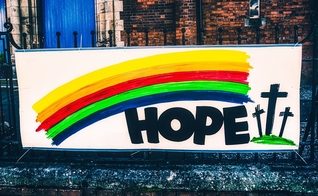 Fachada de igreja em Belfast, Irlanda do Norte. (Foto: K. Mitch Hodge / Unsplash)