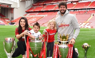 Natália e Alisson Becker junto com os filhos, celebrando vitória do Liverpool na Champions League. (Foto: Instagram/Natália Becker)
