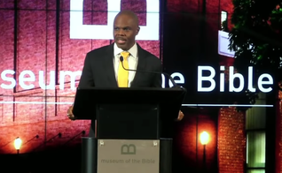 Pastor James Ward dirigiu um culto de oração online, transmitido do Museu da Bíblia, em Washington D.C. / EUA. (Imagem: Youtube / Reprodução)