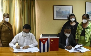 Assinatura do contrato entre Cuba e China. (Foto: Reprodução / Granma)