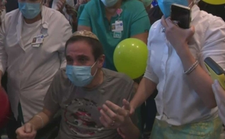 Dr. Jacobo Elgozy deixa o Hospital Mount Sinai após 120 dias. (Foto: Reprodução / CBS4)