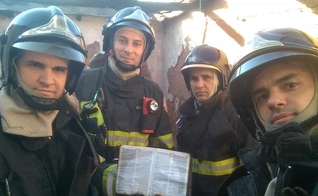Bombeiros de Jaboticabal (SP) encontraram a Bíblia intacta. (Foto: Reprodução/Facebook/Sylvestre Natiele Vicentte Heitor)