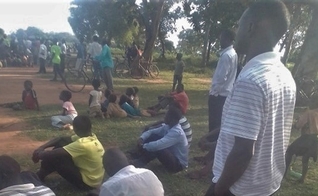 Pessoas no enterro do pastor David Omara, morto em Aduka, Uganda. (Foto: Reprodução / Morning Star News)