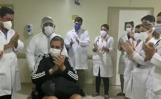 Homem deixa hospital após internação por Covid-19. (Foto: Reprodução / G1)