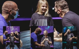 Emma e sua família são batizadas nas águas. (Foto: Reprodução / GOD TV)