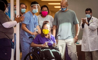 Tionna Hairston tem alta do hospital depois de se recuperar de Covid-19 e parada cardíaca. (Foto: Reprodução / Andrew Dye Journal)