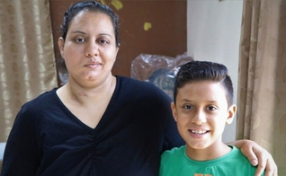 Após perder o marido e um filho, em ataque do Estado Islâmico no Egito, Nancy tem que criar o filho, Yousef, sozinha. (Foto: Reprodução / Portas Abertas)