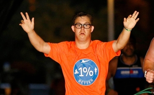 Chris Nikic se tornou o primeiro homem com síndrome de Down a completar uma prova de triatlo do Ironman. (Foto: CNN)