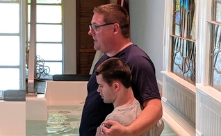 Pastor Jim McCaffrey batiza jovem com deficiência nos EUA. (Foto: Gunpowder Baptist Church)