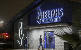 Clube de strip-tease em San Diego é um dos que foi permitido reabrir, enquanto igrejas estão sob ordem de permanecer fechadas. (Foto: Sandy Huffaker / San Diego Union-Tribune)