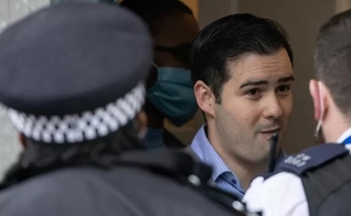 O pastor Regan King é abordado pela polícia durante batismo em sua igreja. (Foto: Reprodução / Premier)