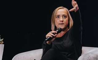 Christine Caine falou sobre oração e avivamento no evento virtual Q&A 2020. (Foto: Q Ideas)