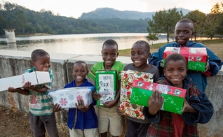 Crianças do Malawi (África) recebem caixas da Operação Natal Criança, promovida anualmente pela organização cristã Bolsa do Samaritano, junto a seus parceiros. (Foto: ExploreClarion)