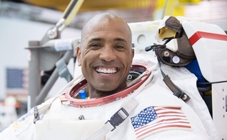 Victor Glover é o primeiro astronauta negro designado para uma missão de longa duração. (Foto: NASM)