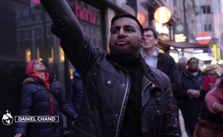 Daniel Chang evangeliza nas ruas da Inglaterra. (Foto: Reprodução / YouTube)