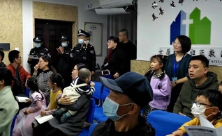Cristãos são surpreendidos pelas autoridades chinesas ao invadirem um culto de domingo. (Foto: Reprodução / ICC)