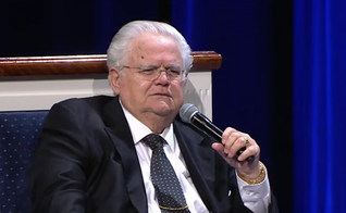 O Pr. John Hagee durante culto transmitido ao vivo pela Igreja Cornerstone, em 15 de novembro. (Foto: Reprodução / YouTube)