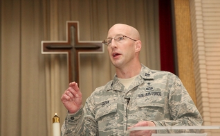 Capelão Curtiz Cizek afirma que foi demitido por acusações infundadas de que teria pregado uma mensagem de ódio contra a homossexualidade. (Foto: Chaplain Curtis Cizek - Site oficial)