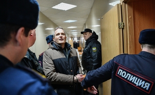 Dennis Christensen, um Testemunha de Jeová dinamarquês acusado de extremismo, foi levado a um tribunal da Rússia em 2019. (Foto: Mladen Antonov/Getty Images)