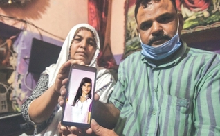 Os pais de Arzoo Raja tiveram a guarda sobre a menina negada pela Justiça do Paquistão, após a adolescente ter sido sequestrada e forçada a um casamento islâmico. (Foto: DAWN)