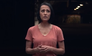 Aisha compartilhou seu testemunho em um vídeo para o canal StrongTower27, no YouTube. (Imagem: Reprodução)