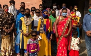 Coordenador de Assistência Jurídica da ADF Índia com cristãos em Gagari. (Foto: Reprodução / ADF Índia)