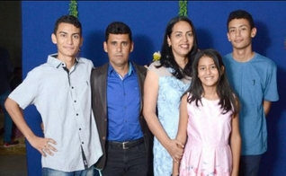A começar pela mãe, família teve vida transformada após leitura de devocional. (Foto: Divulgação)