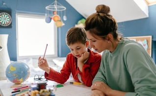 Segundo o projeto, os estudantes devem ser acompanhados por um conselheiro tutelar. (Foto: Reprodução / iStock)
