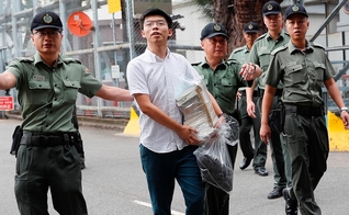 O jovem Joshua Wong é um líder pró-democracia de Hong Kong, que foi preso por realizar reuniões em razão do movimento que ele lidera. (Foto: Reuters)
