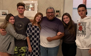 O pastor Lécio Dornas visitou Rose Miriam e as filhas, Marina e Sofia, com seus namorados. (Foto: Reprodução/Instagram/rosemiriamoficial)