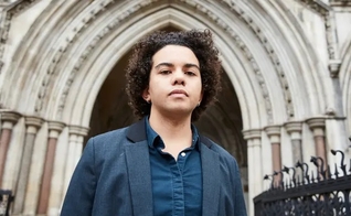 Keira Bell, 23, começou a tomar bloqueadores da puberdade quando tinha 16 anos. (Foto: David Levene / The Guardian)