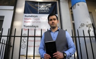 O pastor Regan King do lado de fora da igreja Angel, no norte de Londres. (Foto: Neil Hall / EPA)