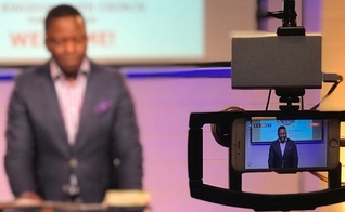 O pastor Daniel Mateola estava transmitindo um culto online quando policiais chegaram ao local. (Foto: Kingdom Faith Church USA & UK)